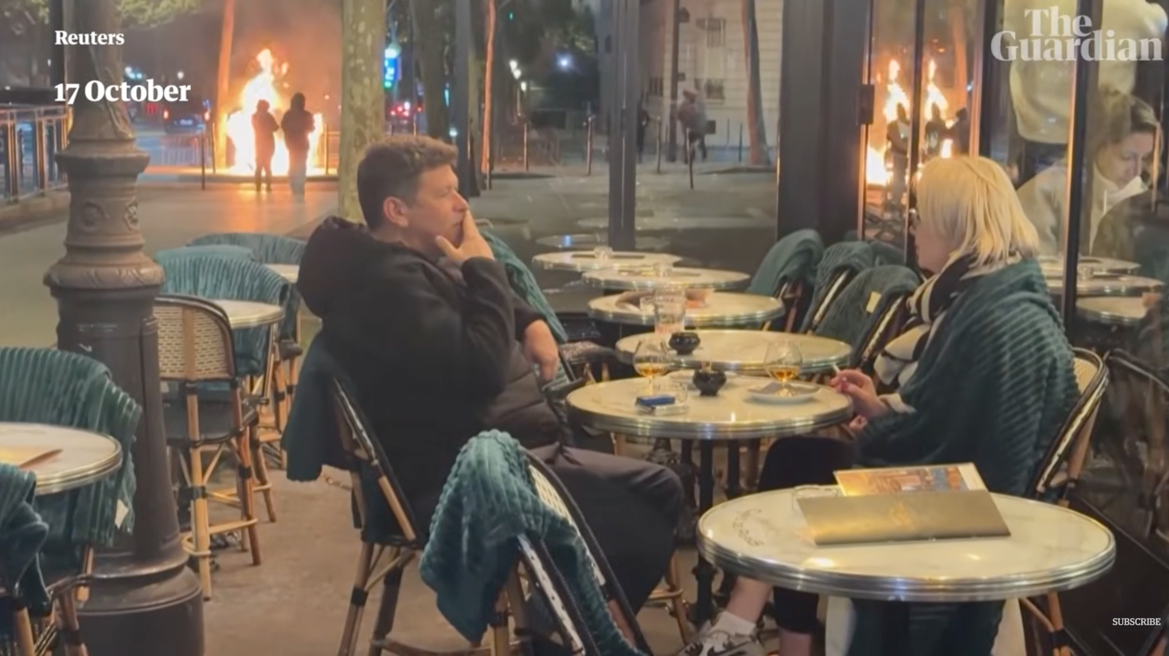 Paar trinkt während der Ausschreitungen in Paris seelenruhig auf einer Café-Terrasse